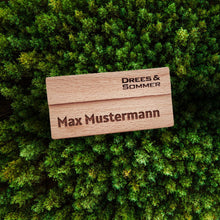 Lade das Bild in den Galerie-Viewer, Holznamensschild mit Lasergravur und Magnetbefestigung
