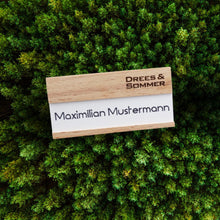 Lade das Bild in den Galerie-Viewer, Holznamensschild mit Lasergravur und Magnetbefestigung