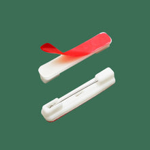 Lade das Bild in den Galerie-Viewer, Holznamensschild mit Lasergravur und Sicherheitsnadel