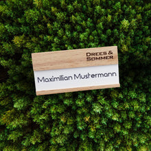 Lade das Bild in den Galerie-Viewer, Holznamensschild mit Lasergravur und Sicherheitsnadel