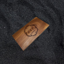 Lade das Bild in den Galerie-Viewer, Holz-Schneidebrett mit Initialen
